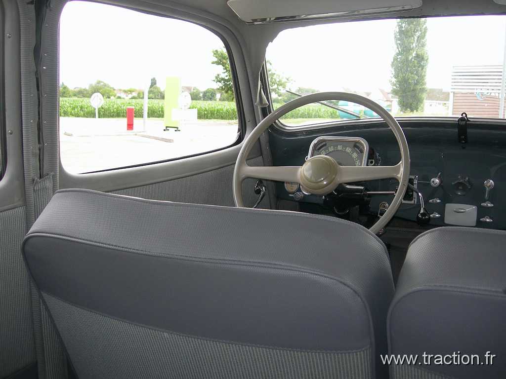 2009_06_21 Rouffach 04.jpg - 21/06/2009 - 68250 ROUFFACHF�te des P�resPremi�re sortie de la CITROèN traction 11B de 1954Photo prise par Annie LƒVæQUE pendant le plein d'essence